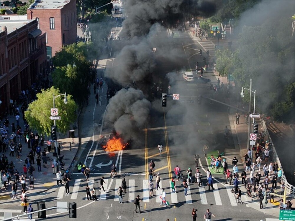 Protestele la Los Angeles continuă. Guvernatorul Californiei consideră ilegală trimiterea Gărzii Naţionale. GALERIE FOTO - Imaginea 8