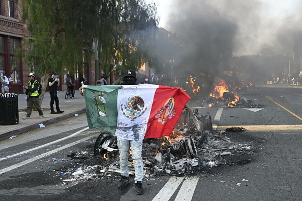 Protestele la Los Angeles continuă. Guvernatorul Californiei consideră ilegală trimiterea Gărzii Naţionale. GALERIE FOTO - Imaginea 9