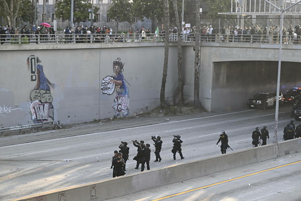 Protestele la Los Angeles continuă. Guvernatorul Californiei consideră ilegală trimiterea Gărzii Naţionale. GALERIE FOTO - Imaginea 10
