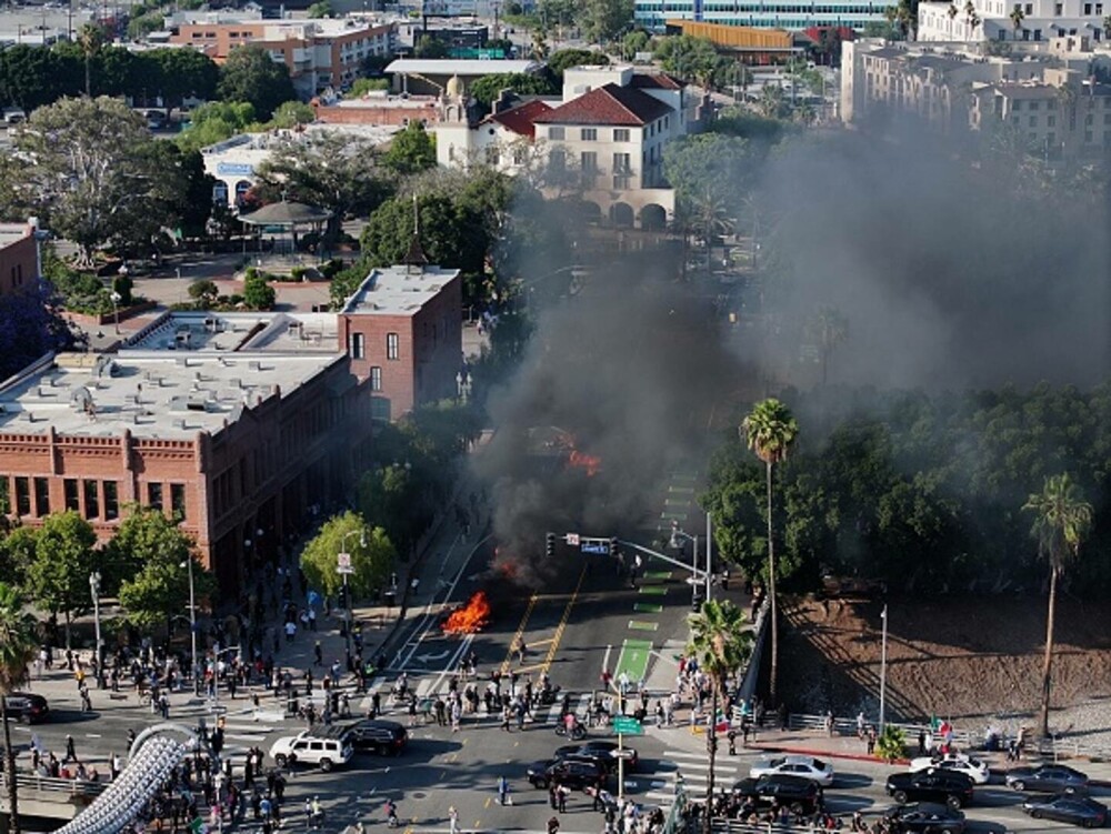 Protestele la Los Angeles continuă. Guvernatorul Californiei consideră ilegală trimiterea Gărzii Naţionale. GALERIE FOTO - Imaginea 11