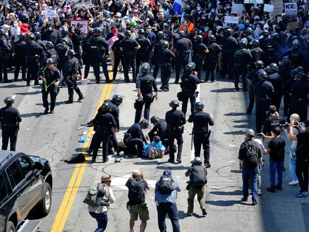 Protestele la Los Angeles continuă. Guvernatorul Californiei consideră ilegală trimiterea Gărzii Naţionale. GALERIE FOTO - Imaginea 12