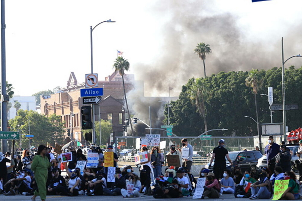 Protestele la Los Angeles continuă. Guvernatorul Californiei consideră ilegală trimiterea Gărzii Naţionale. GALERIE FOTO - Imaginea 13