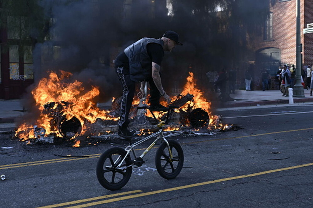 Protestele la Los Angeles continuă. Guvernatorul Californiei consideră ilegală trimiterea Gărzii Naţionale. GALERIE FOTO - Imaginea 14