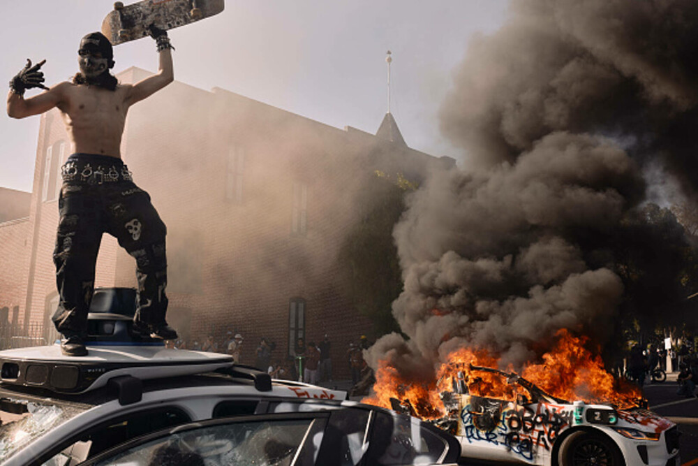 Protestele la Los Angeles continuă. Guvernatorul Californiei consideră ilegală trimiterea Gărzii Naţionale. GALERIE FOTO - Imaginea 15