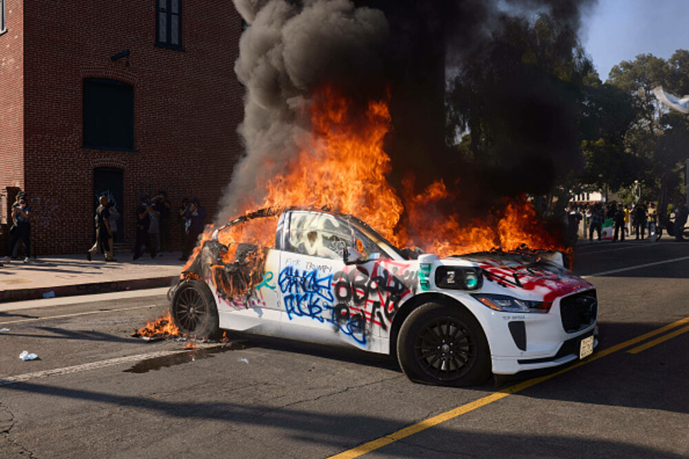 Protestele la Los Angeles continuă. Guvernatorul Californiei consideră ilegală trimiterea Gărzii Naţionale. GALERIE FOTO - Imaginea 17