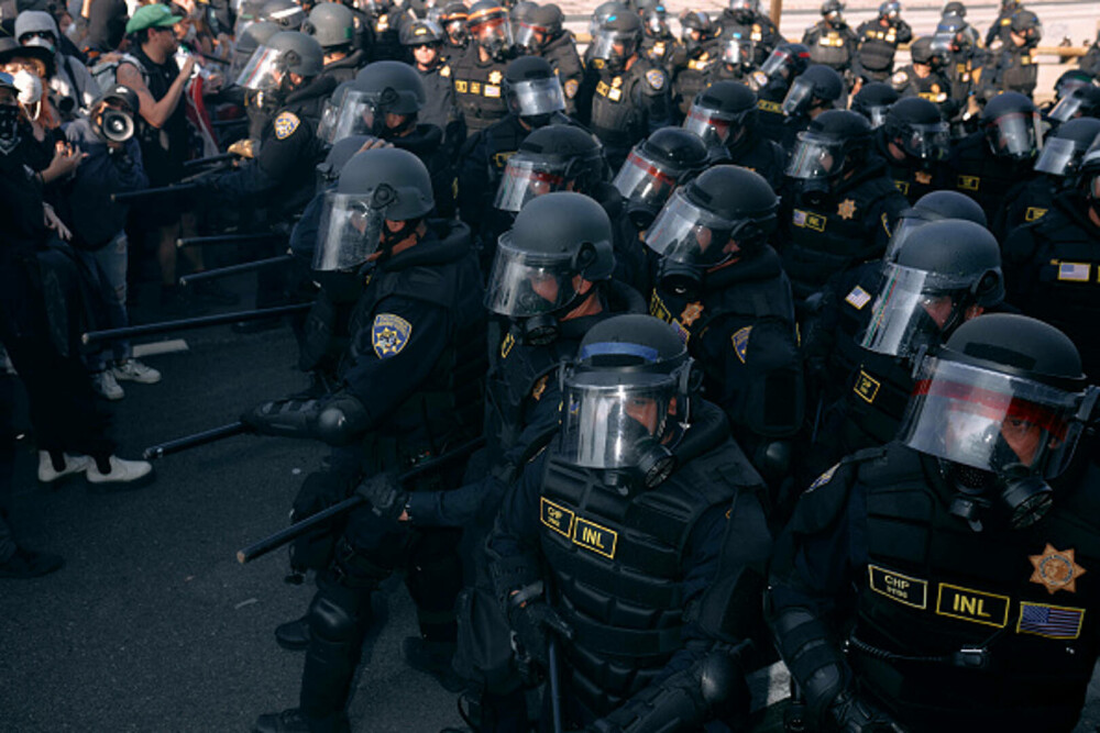 Protestele la Los Angeles continuă. Guvernatorul Californiei consideră ilegală trimiterea Gărzii Naţionale. GALERIE FOTO - Imaginea 19
