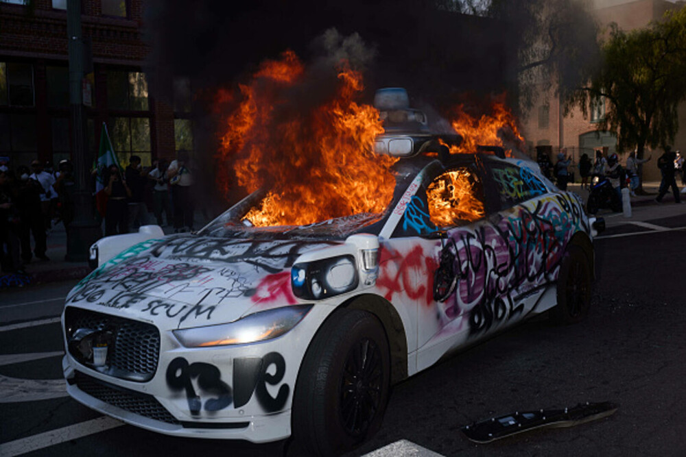 Protestele la Los Angeles continuă. Guvernatorul Californiei consideră ilegală trimiterea Gărzii Naţionale. GALERIE FOTO - Imaginea 20
