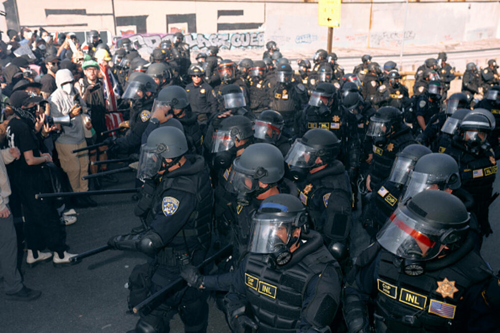 Protestele la Los Angeles continuă. Guvernatorul Californiei consideră ilegală trimiterea Gărzii Naţionale. GALERIE FOTO - Imaginea 21