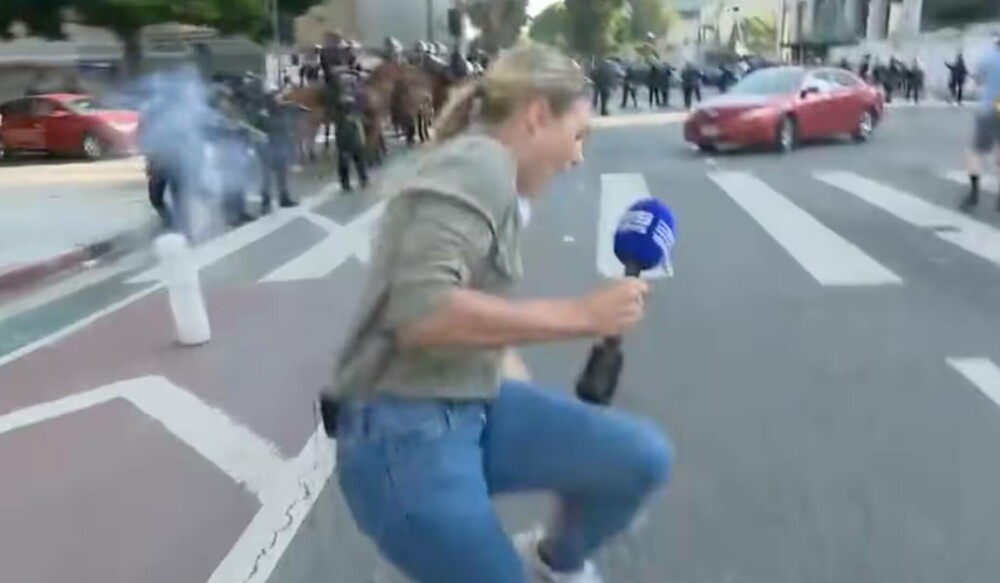 Momentul în care o jurnalistă australiană este împușcată de poliția din LA, în timp ce transmitea în direct de la proteste - Imaginea 1