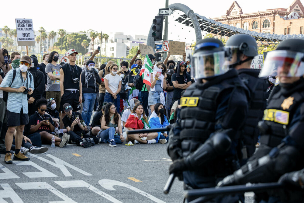 Oraşe din SUA organizează mitinguri privind imigraţia, în timp ce protestele din LA continuă. FOTO - Imaginea 6