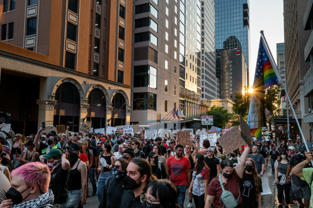 Proteste violente în Los Angeles. Statul California l-a dat în judecată pe Donald Trump pentru mobilizarea Gărzii Naționale - Imaginea 1