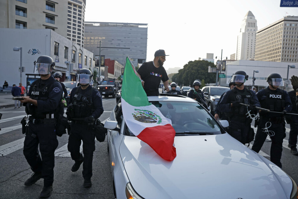 Guvernatorul Californiei îl critică dur pe Trump: „A ales teatrul în faţa siguranţei publice. Democraţia este sub atac” - Imaginea 3