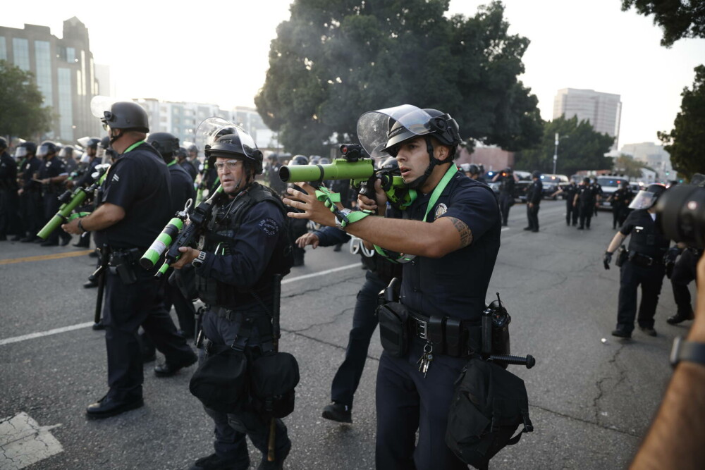 Proteste violente în Los Angeles. Statul California l-a dat în judecată pe Donald Trump pentru mobilizarea Gărzii Naționale - Imaginea 6