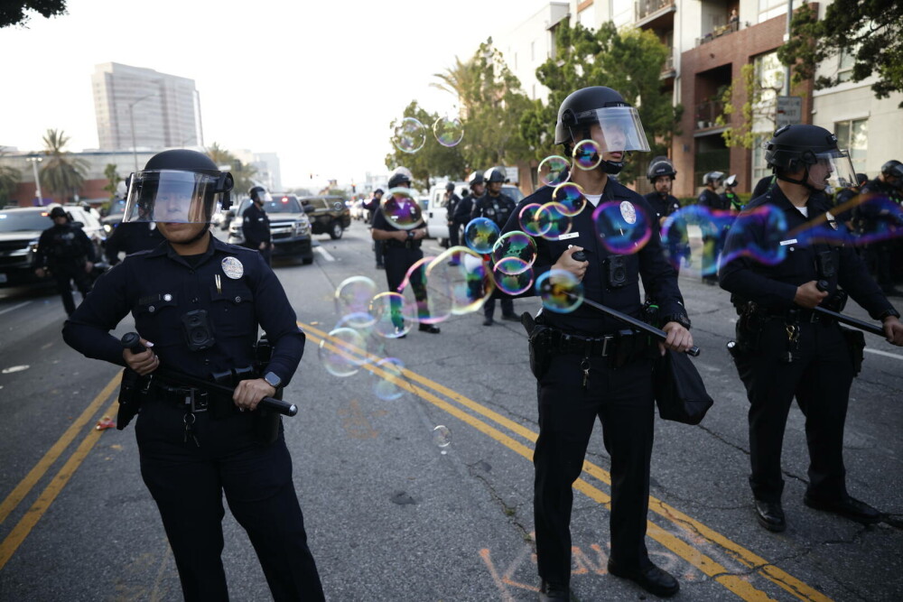 Proteste violente în Los Angeles. Statul California l-a dat în judecată pe Donald Trump pentru mobilizarea Gărzii Naționale - Imaginea 8