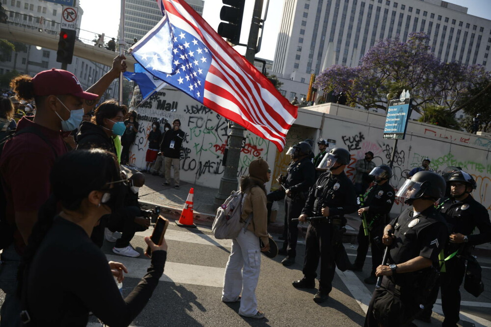 Proteste violente în Los Angeles. Statul California l-a dat în judecată pe Donald Trump pentru mobilizarea Gărzii Naționale - Imaginea 10