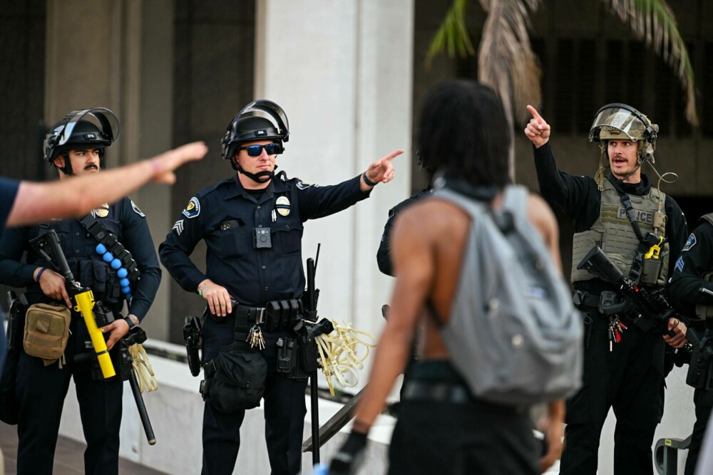 Proteste violente în Los Angeles. Statul California l-a dat în judecată pe Donald Trump pentru mobilizarea Gărzii Naționale - Imaginea 11