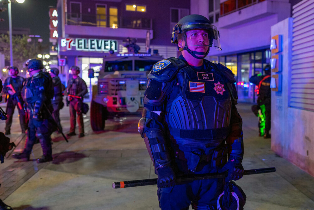 Proteste violente în Los Angeles. Statul California l-a dat în judecată pe Donald Trump pentru mobilizarea Gărzii Naționale - Imaginea 12