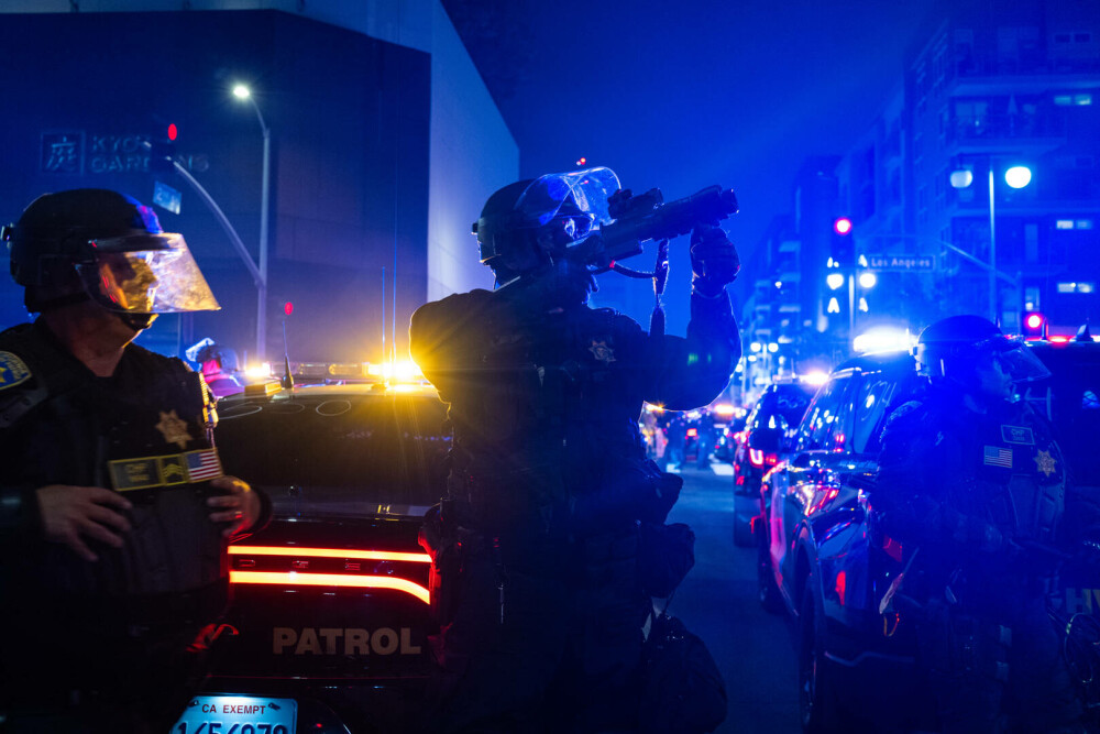Proteste violente în Los Angeles. Statul California l-a dat în judecată pe Donald Trump pentru mobilizarea Gărzii Naționale - Imaginea 13