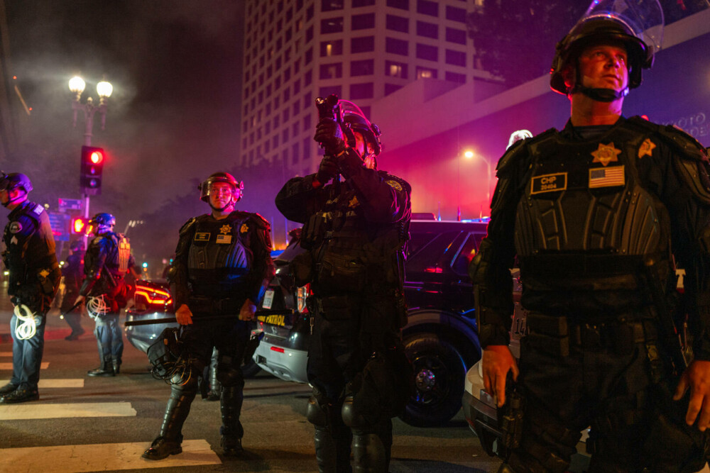 Proteste violente în Los Angeles. Statul California l-a dat în judecată pe Donald Trump pentru mobilizarea Gărzii Naționale - Imaginea 14