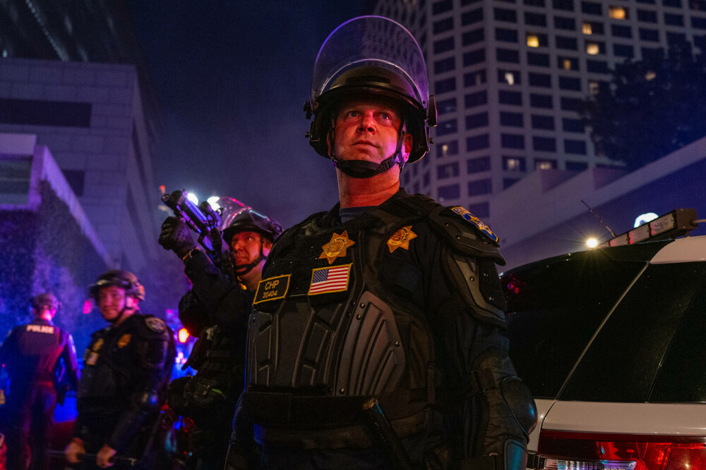 Proteste violente în Los Angeles. Statul California l-a dat în judecată pe Donald Trump pentru mobilizarea Gărzii Naționale - Imaginea 15