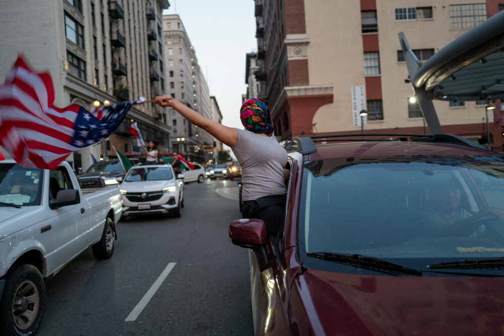 Proteste violente în Los Angeles. Statul California l-a dat în judecată pe Donald Trump pentru mobilizarea Gărzii Naționale - Imaginea 16