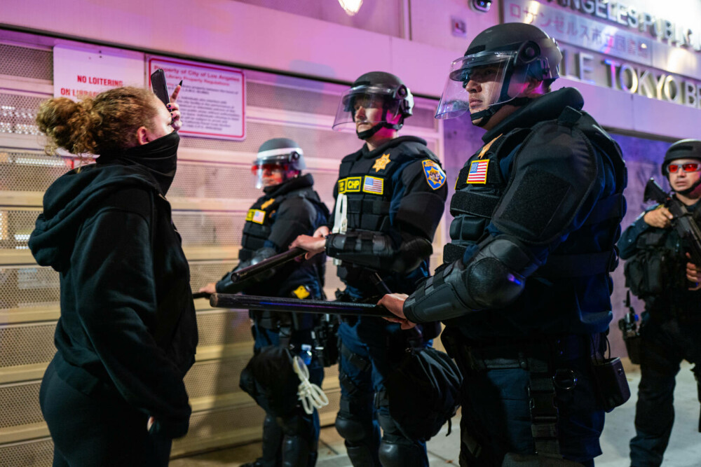 Proteste violente în Los Angeles. Statul California l-a dat în judecată pe Donald Trump pentru mobilizarea Gărzii Naționale - Imaginea 17