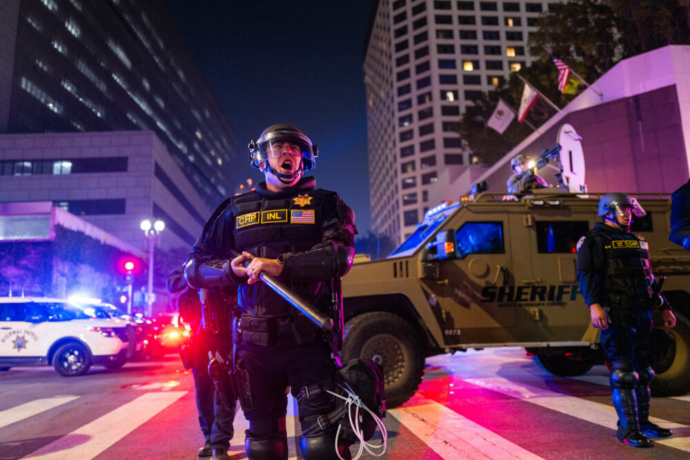 Proteste violente în Los Angeles. Statul California l-a dat în judecată pe Donald Trump pentru mobilizarea Gărzii Naționale - Imaginea 18