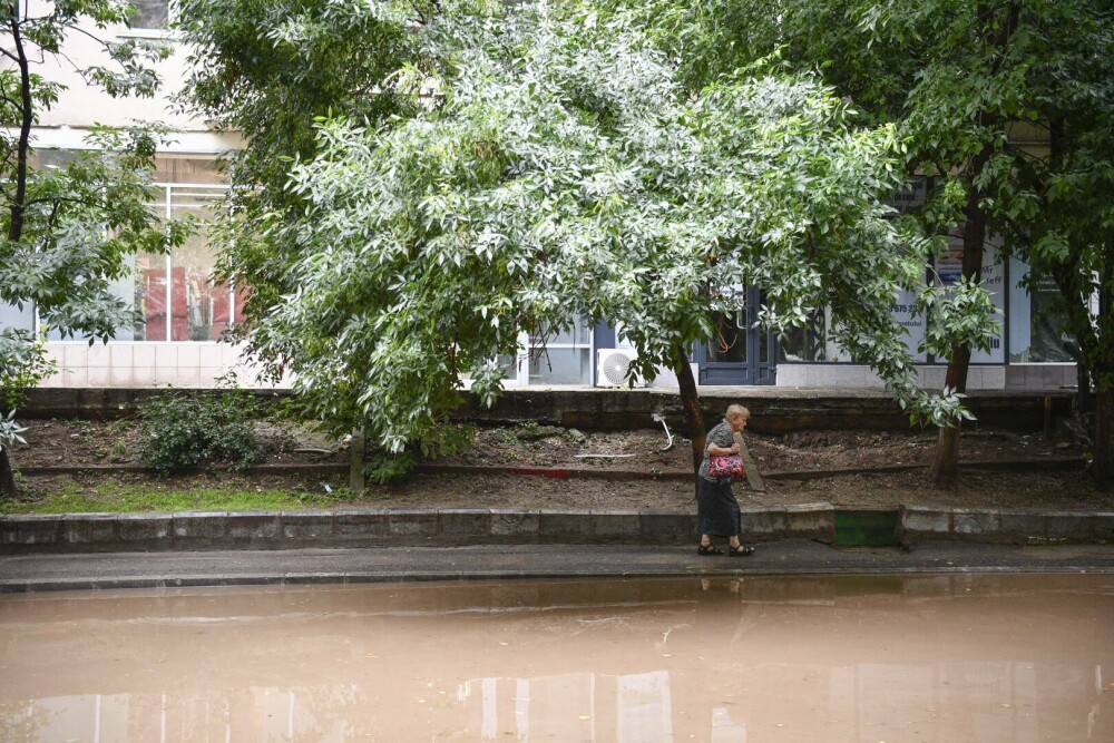 ISUBIF: Aproape 600 de intervenţii în Bucureşti şi Ilfov în urma furtunii de luni. GALERIE FOTO - Imaginea 14