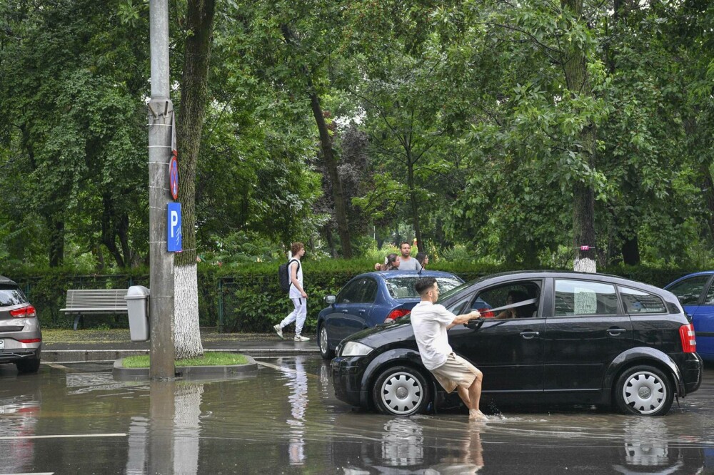 ISUBIF: Aproape 600 de intervenţii în Bucureşti şi Ilfov în urma furtunii de luni. GALERIE FOTO - Imaginea 16