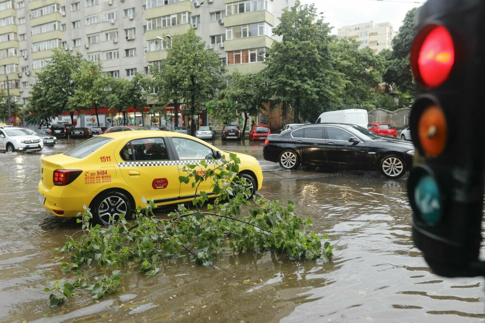 ISUBIF: Aproape 600 de intervenţii în Bucureşti şi Ilfov în urma furtunii de luni. GALERIE FOTO - Imaginea 20