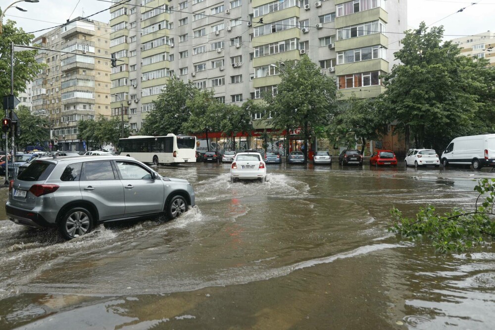 ISUBIF: Aproape 600 de intervenţii în Bucureşti şi Ilfov în urma furtunii de luni. GALERIE FOTO - Imaginea 21