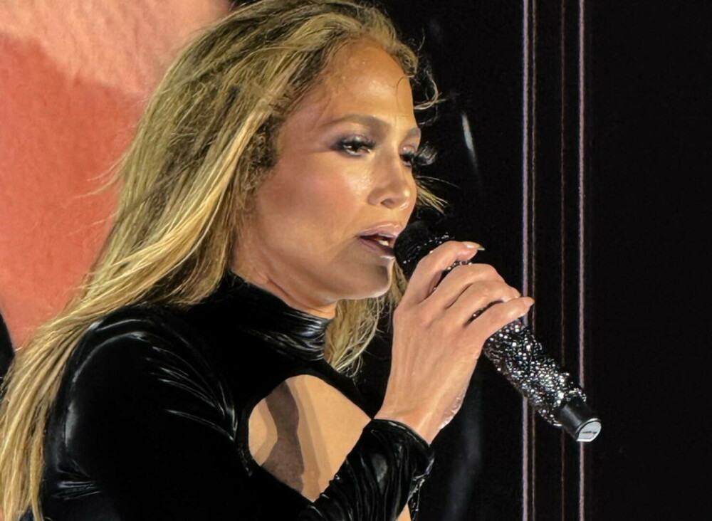Jennifer Lopez, ținute îndrăznețe pe scena de la World Pride Music Festival. Reacții controversate din cauza costumelor sale - Imaginea 1
