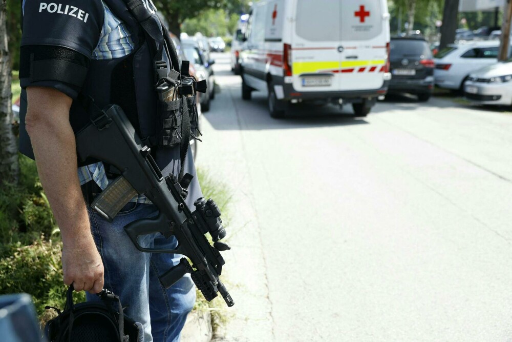 Atac armat la o şcoală din Austria: cel puţin 11 morţi şi mai mulţi răniţi. Făptaşul, un fost elev, s-a sinucis. FOTO & VIDEO - Imaginea 8