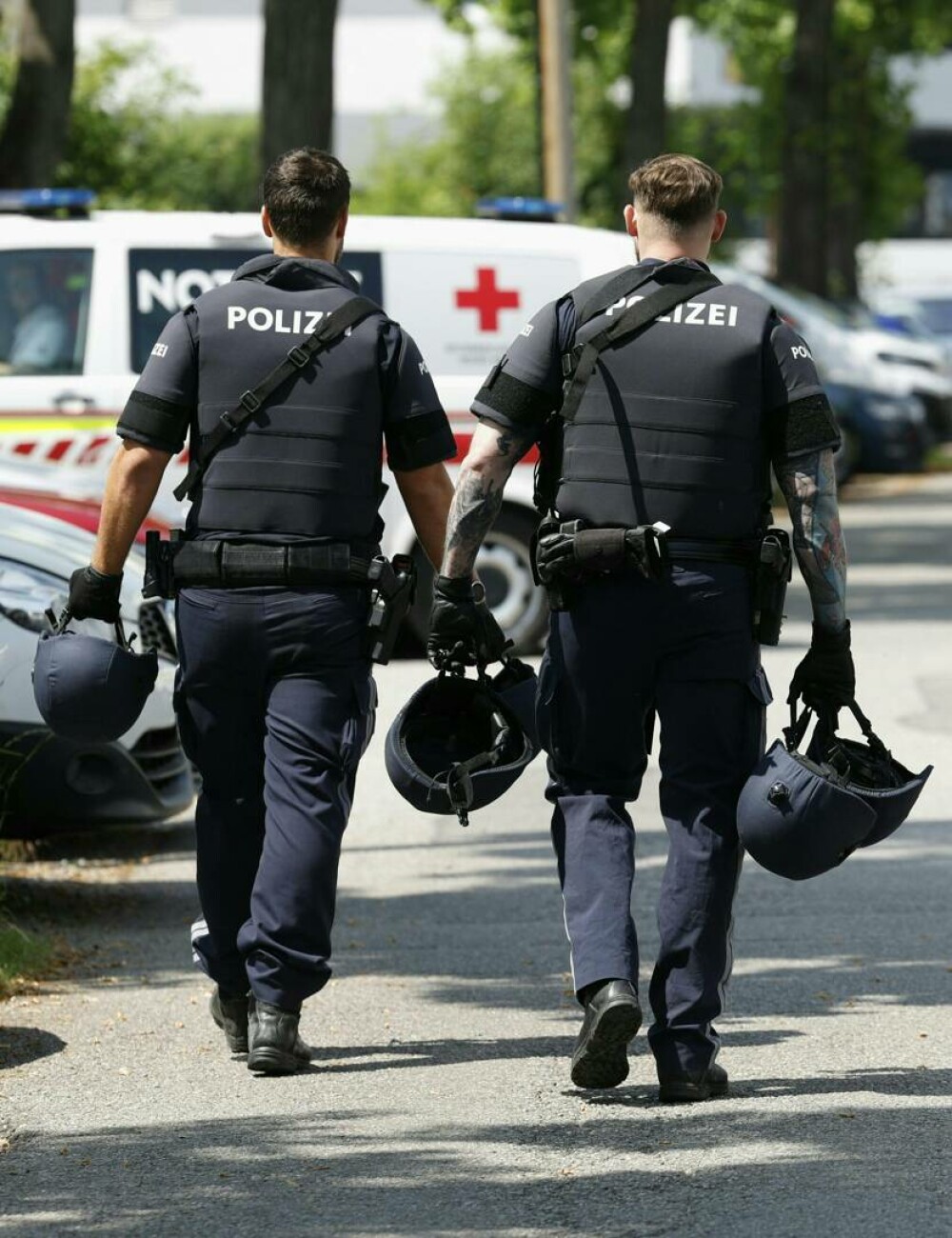 Atac armat la o şcoală din Austria: cel puţin 11 morţi şi mai mulţi răniţi. Făptaşul, un fost elev, s-a sinucis. FOTO & VIDEO - Imaginea 10