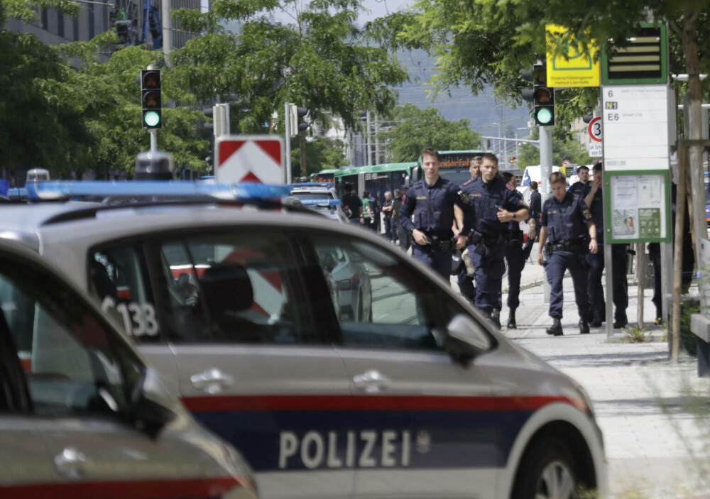 MAE: Doi cetăţeni români se află printre victimele atacului armat de la o şcoală din Austria - Imaginea 4