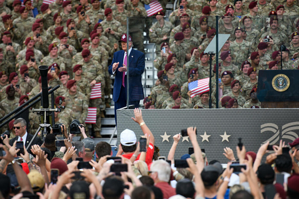 Donald Trump, discurs la Fort Bragg: Protestele din Los Angeles reprezintă un risc pentru securitatea naţională. FOTO & VIDEO - Imaginea 9