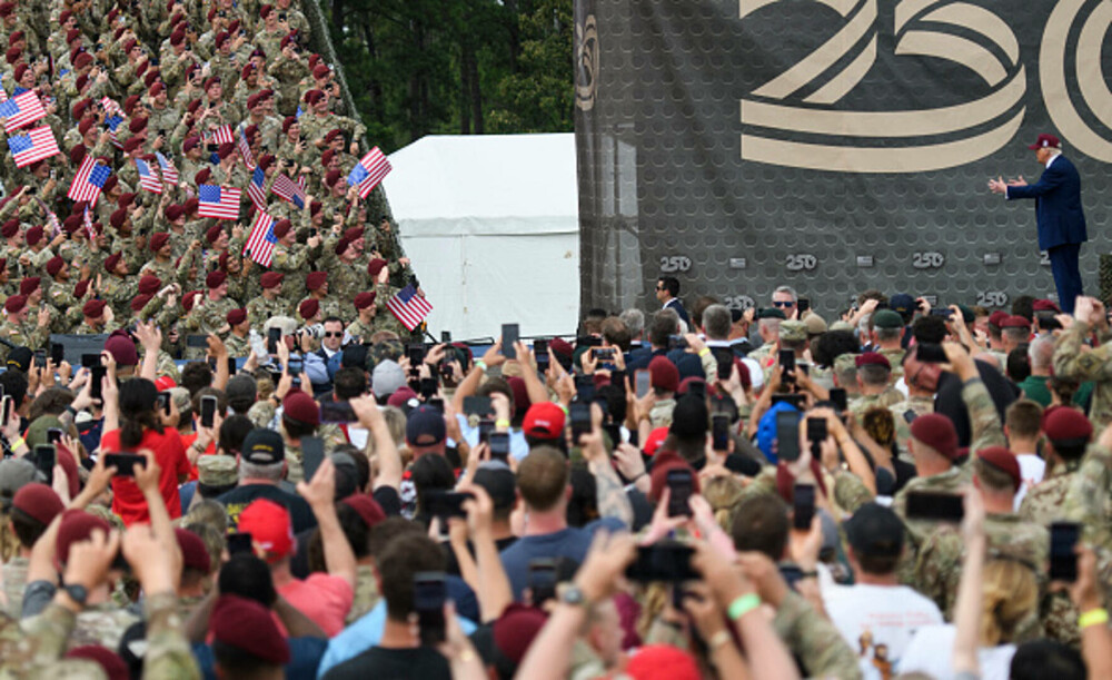 Donald Trump, discurs la Fort Bragg: Protestele din Los Angeles reprezintă un risc pentru securitatea naţională. FOTO & VIDEO - Imaginea 12