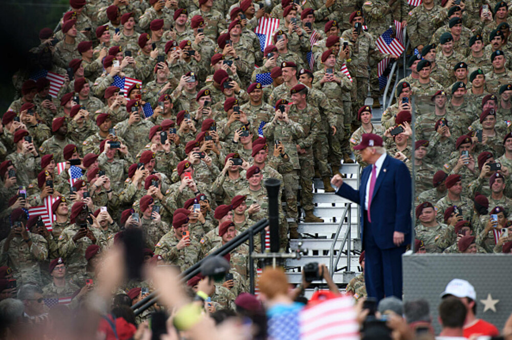 Donald Trump, discurs la Fort Bragg: Protestele din Los Angeles reprezintă un risc pentru securitatea naţională. FOTO & VIDEO - Imaginea 13