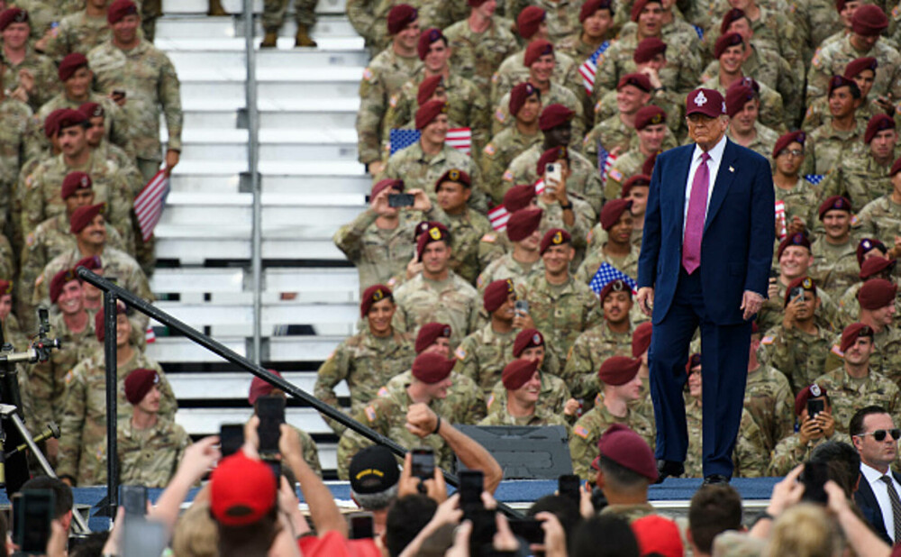 Donald Trump, discurs la Fort Bragg: Protestele din Los Angeles reprezintă un risc pentru securitatea naţională. FOTO & VIDEO - Imaginea 15