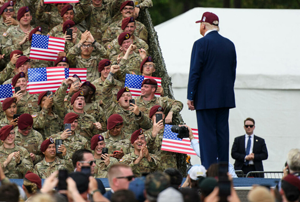 Donald Trump, discurs la Fort Bragg: Protestele din Los Angeles reprezintă un risc pentru securitatea naţională. FOTO & VIDEO - Imaginea 16