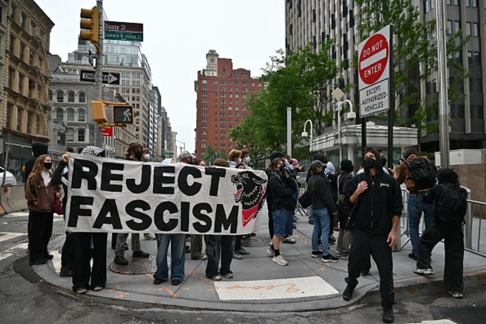 „Frica este prezentă în fiecare zi”. Manifestaţie la New York împotriva politicii migratorii a lui Donald Trump. FOTO & VIDEO - Imaginea 2