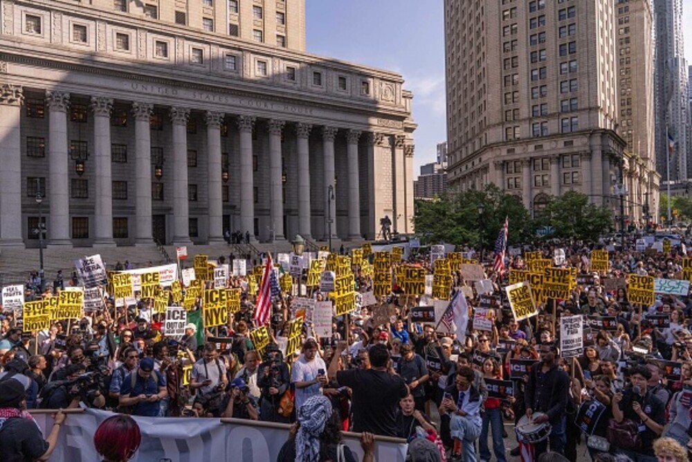 „Frica este prezentă în fiecare zi”. Manifestaţie la New York împotriva politicii migratorii a lui Donald Trump. FOTO & VIDEO - Imaginea 6