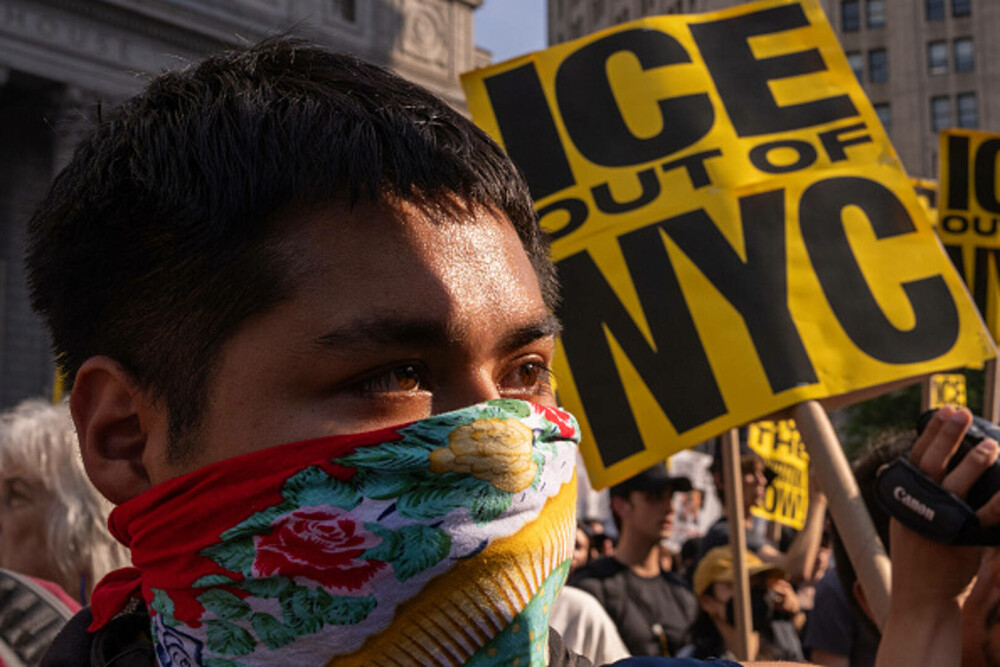 „Frica este prezentă în fiecare zi”. Manifestaţie la New York împotriva politicii migratorii a lui Donald Trump. FOTO & VIDEO - Imaginea 7