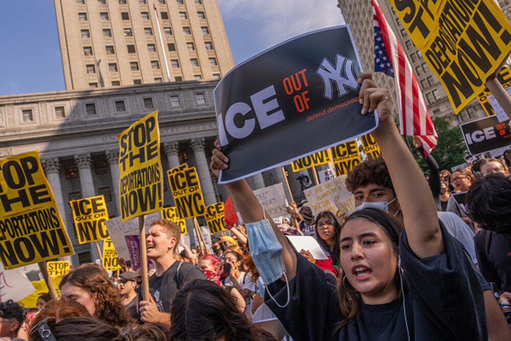 „Frica este prezentă în fiecare zi”. Manifestaţie la New York împotriva politicii migratorii a lui Donald Trump. FOTO & VIDEO - Imaginea 8