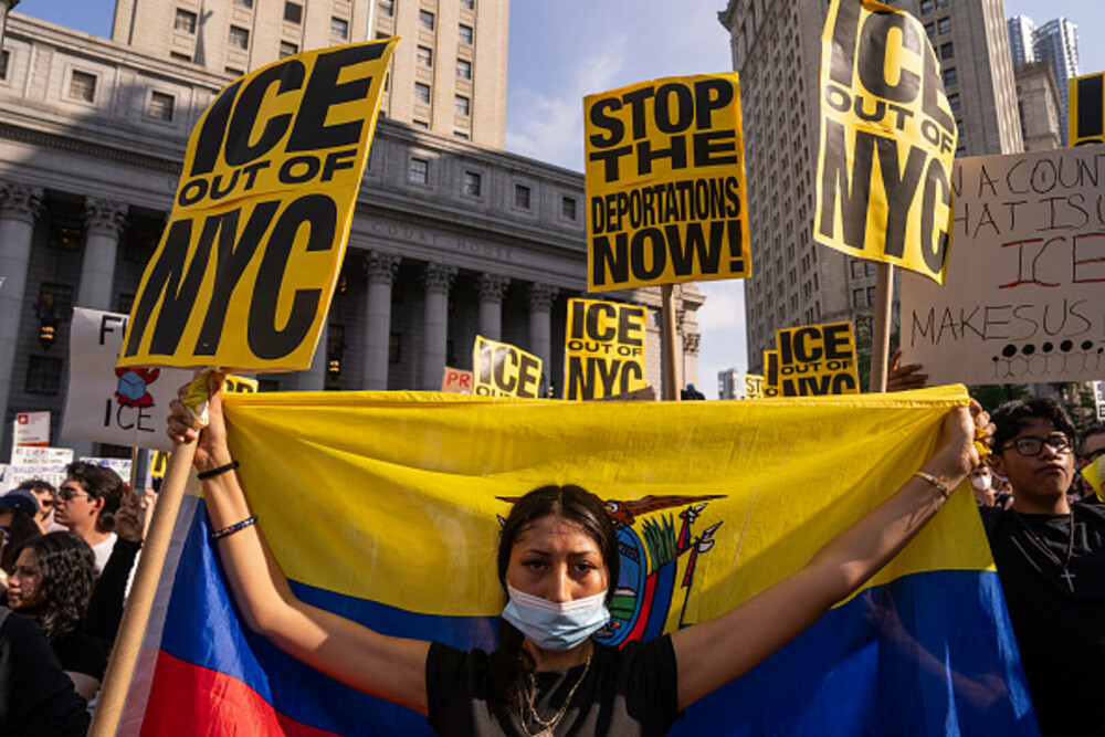 „Frica este prezentă în fiecare zi”. Manifestaţie la New York împotriva politicii migratorii a lui Donald Trump. FOTO & VIDEO - Imaginea 9