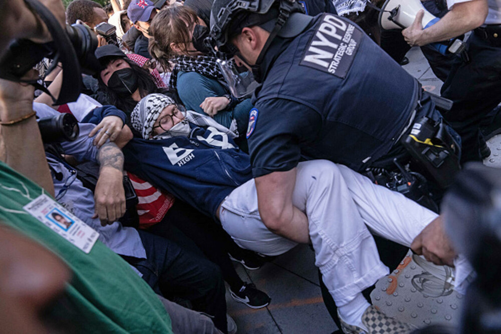 „Frica este prezentă în fiecare zi”. Manifestaţie la New York împotriva politicii migratorii a lui Donald Trump. FOTO & VIDEO - Imaginea 11