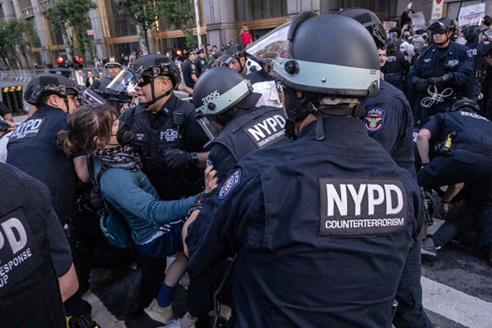 „Frica este prezentă în fiecare zi”. Manifestaţie la New York împotriva politicii migratorii a lui Donald Trump. FOTO & VIDEO - Imaginea 12