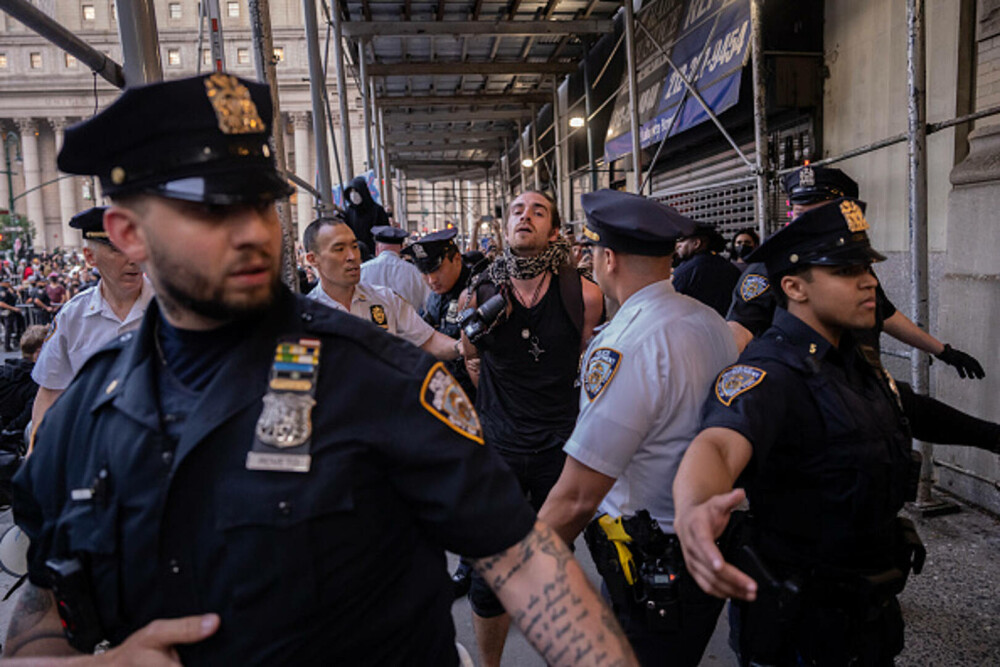 „Frica este prezentă în fiecare zi”. Manifestaţie la New York împotriva politicii migratorii a lui Donald Trump. FOTO & VIDEO - Imaginea 13