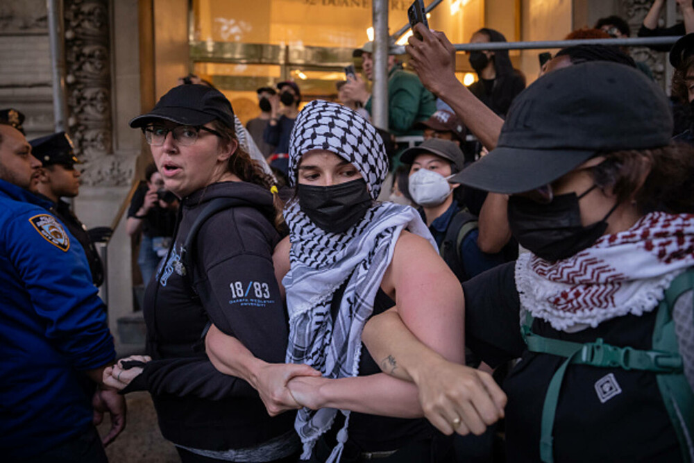 „Frica este prezentă în fiecare zi”. Manifestaţie la New York împotriva politicii migratorii a lui Donald Trump. FOTO & VIDEO - Imaginea 14