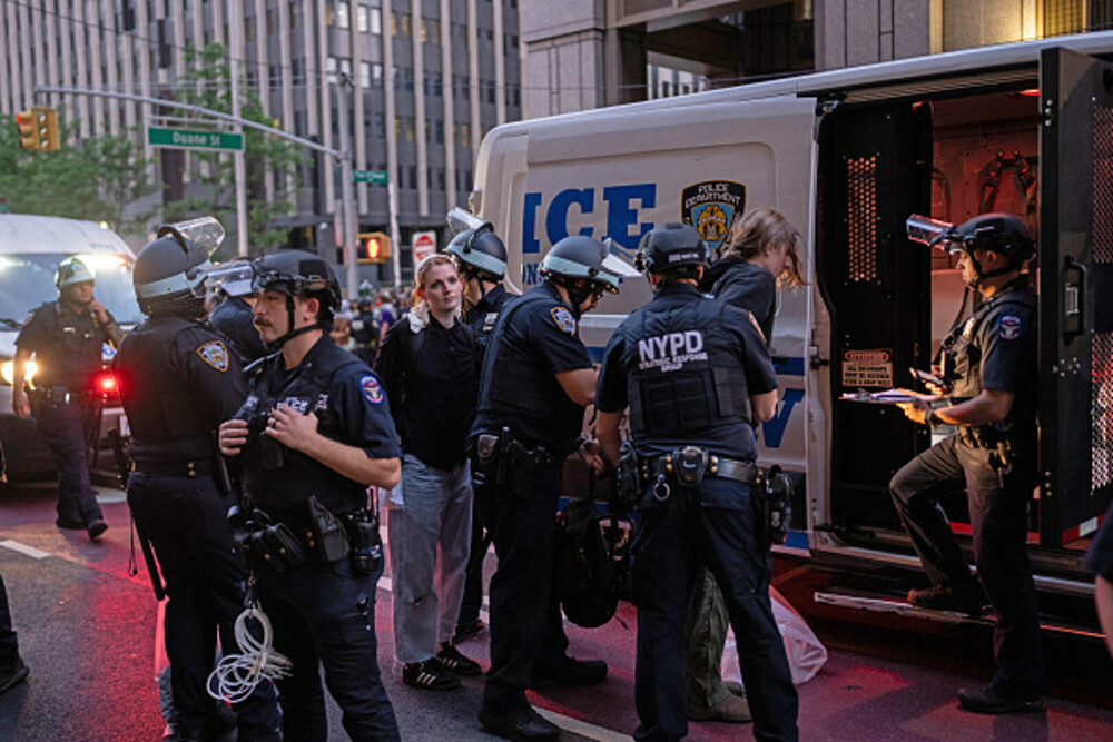 „Frica este prezentă în fiecare zi”. Manifestaţie la New York împotriva politicii migratorii a lui Donald Trump. FOTO & VIDEO - Imaginea 15